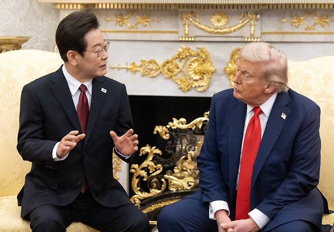 지난달 25일(현지 시간) 미국 워싱턴DC 백악관에서 이재명 대통령과 도널드 트럼프 미국 대통령이 한미 정상회담을 하고 있다. /뉴시스