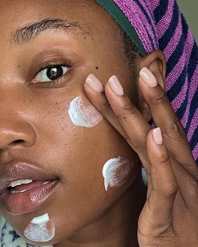 극건성 피부라면 시어버터 & 식물성오일 베이스의 꾸덕한 보습제를 두껍게 얹어보자 인스타그램 @rhode