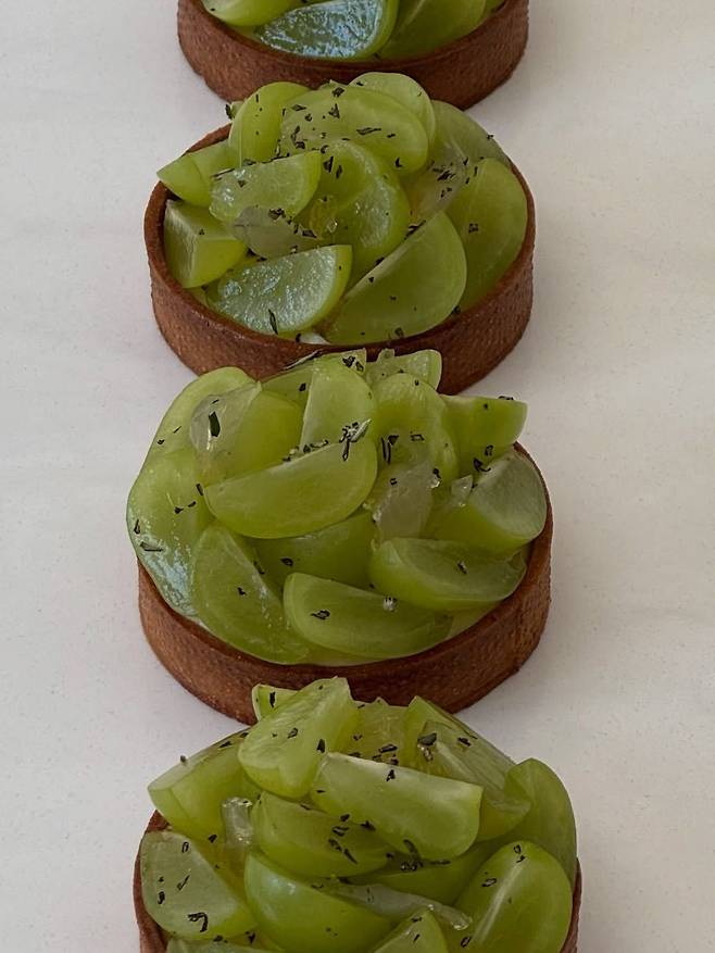 샤인머스캣 타르트를 만나볼 수 있는 파티세리 송버드. 인스타그램 @patisserie.songbird