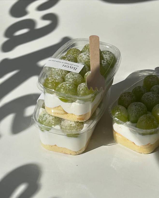 샤인머스캣과 요거트 생크림을 같이 먹을 수 있는 환상의 맛. 인스타그램@bayou.cake