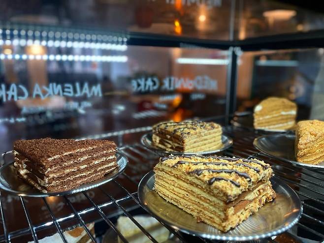 월넛 허니케이크를 포함해 다양하게 준비되어 있는 디저트 인스타그램 @angle_340