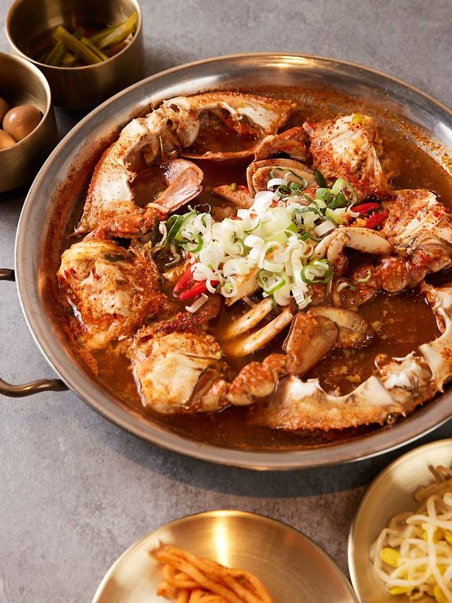 6시간 이상 끓을 육수로 만든 꽃게찌개, 흰쌀밥과 찰떡인 간장새우. 네이버지도 신사꽃게당 업체 등록 사진