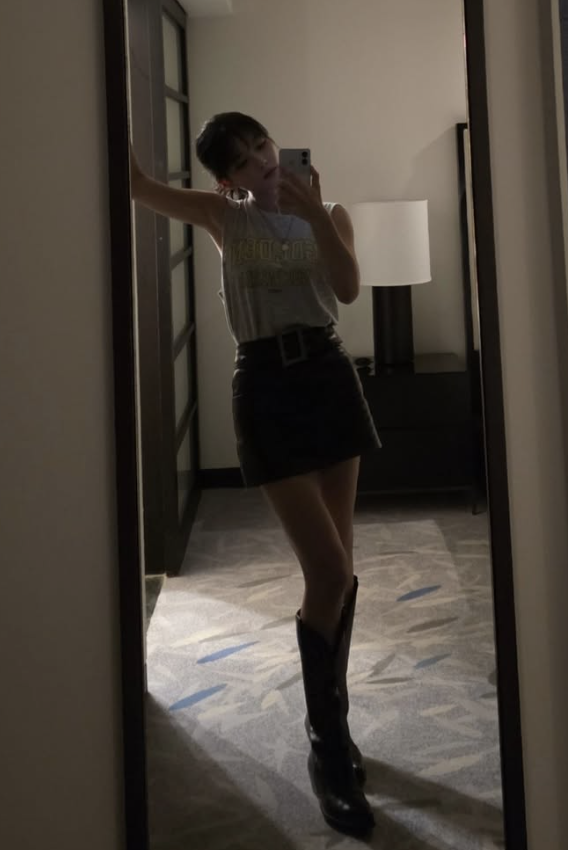 인스타그램 @you_r_love 라이더 재킷과 오버사이즈 데님 봄버로 시크한 데일리 룩을 완성한 김유정.