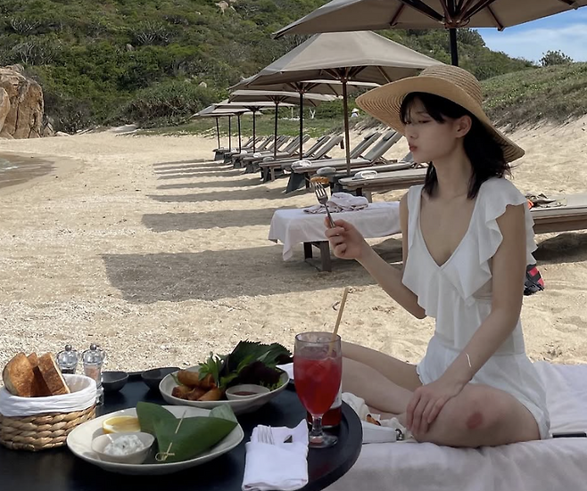 인스타그램 @you_r_love 편안한 스윔웨어와 리조트 룩을 선보인 김유정.