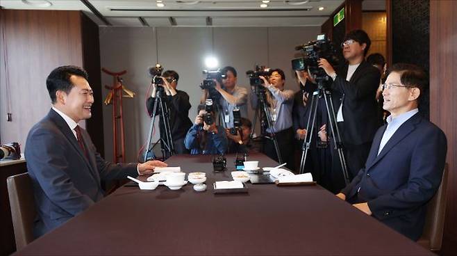 장동혁 국민의힘 대표가 23일 서울 여의도의 한 식당에서 김문수 국민의힘 전 대선 후보와 오찬 회동을 갖고 있다. ⓒ데일리안 홍금표 기자