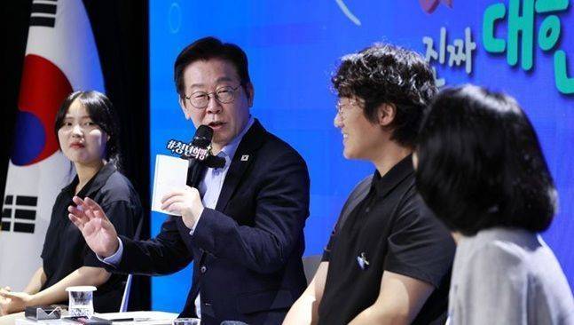 이재명 대통령이 19일 서울 마포구 구름아래 소극장에서 열린 ‘2030 청년 소통·공감 토크콘서트’에서 발언하고 있다.ⓒ 뉴시스