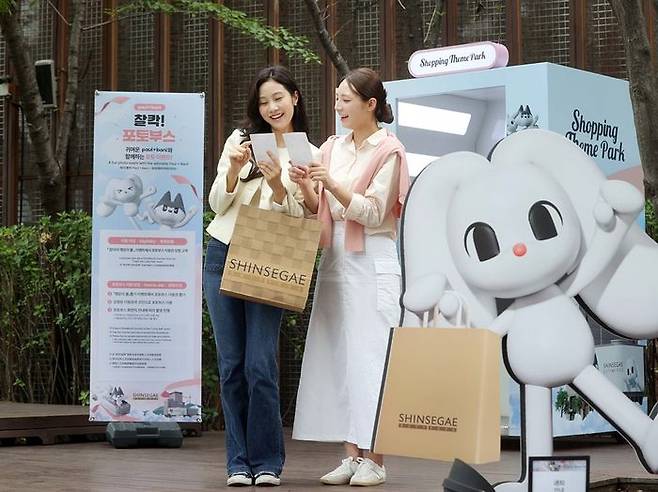 고객들이 신세계면세점 명동점 내 마련되어 있는 체험형 이벤트를 즐기고 있다.ⓒ신세계면세점