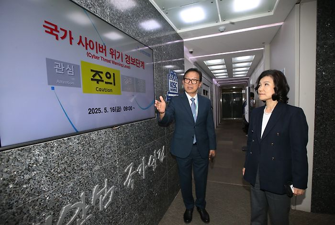 이진숙 방송통신위원회 위원장(오른쪽)이 5월 21일 한국인터넷진흥원(KISA) 서울청사에서 이상중 한국인터넷진흥원장(왼쪽)으로부터 SKT 사이버 침해사고 이후 '국가 사이버 위기 경보단계'에 대한 설명을 듣고 있다.(자료사진)ⓒ방송통신위원회
