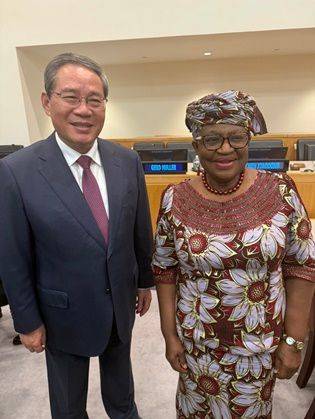 리창(왼쪽) 중국 국무원 총리가 23일(현지시간) 미국 뉴욕 유엔본부에서 응고지 오콘조이웨알라(오른쪽) WTO 사무총장과 만나 기념촬영을 하고 있다. ⓒ 엑스 캡처