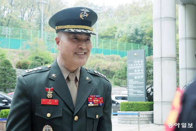 박정훈 해병대 수사단장(대령)이 지난 4월 18일 서울 서초구 서울고등법원에서 열린 항소심 공판준비기일에 출석 후 법원을 나오고 있다. 장승윤 기자 tomato99@donga.com