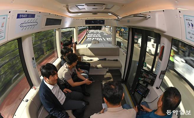 23일 오전 서울 중구 청계광장 인근에서 운행 중인 자율주행 셔틀 ‘청계A01’. 운전석과 운전대가 없는 완전 자율주행 버스로 서울 시내에서 정기 운행되는 것은 이번이 처음이다. 내년 상반기 유료화 전까지 시민 누구나 무료로 탑승할 수 있다. 박형기 기자 oneshot@donga.com