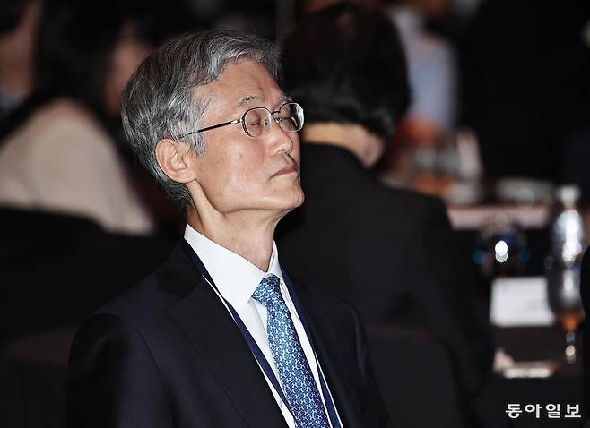 조희대 대법원장이 23일 서울 중구 신라호텔에서 열린 2025 세종 국제 컨퍼런스에 참석해 패널의 발표를 경청하고 있다. 양회성 기자 yohan@donga.com