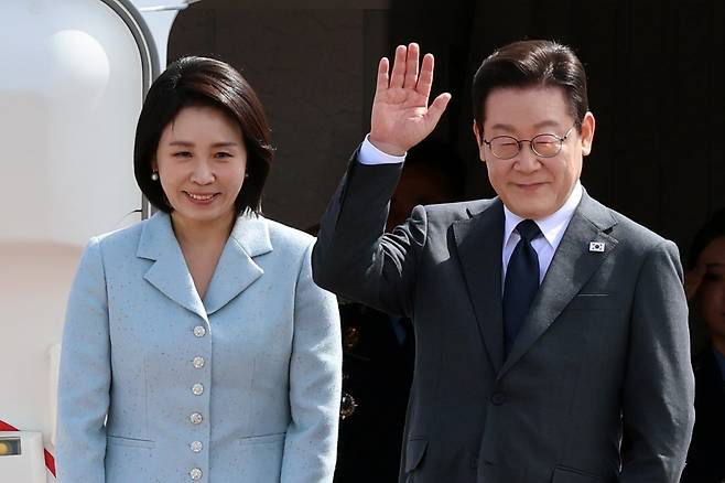 이재명 대통령과 부인 김혜경 여사가 미국 뉴욕에서 열리는 제80차 유엔총회 참석을 위해 22일 오전 경기도 성남 서울공항을 통해 출국하며 인사를 하고 있다. 2025.9.22 뉴스1