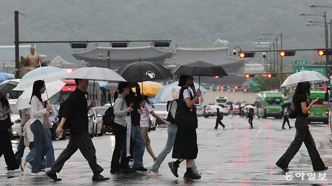 19일 오후 서울 광화문 네거리에서 시민들이 우산을 쓰고 걸어가고 있다. 송은석 기자 silverstone@donga.com