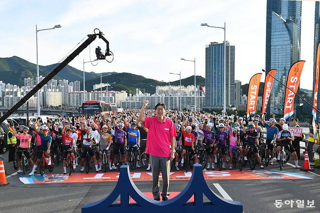 21일 부산 광안대교에서 전국 각지의 자전거 애호가 3000여명이 모인 가운데 열린 ‘세븐브릿지 투어’ . 박형준 부산시장(가운데)이 출발 전 파이팅을 외치고 있다.  부산시 제공
