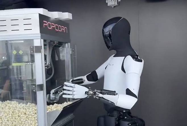 미국 전기차기업 테슬라가 개발 중인 휴머노이드 로봇 ‘옵티머스’/ 기사와 직접적 관련 없는 참고 사진. 사진 출처: ‘X’ 캡처