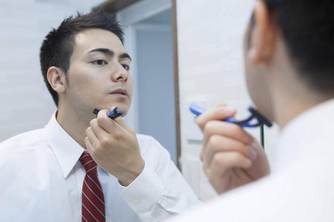 면도기를 타인과 공유할 경우 감염에 노출될 수 있다. 동아일보 DB