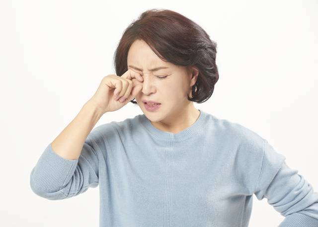 눈 통증을 호소하고 있는 사람의 모습. 사진 아이클릭아트.