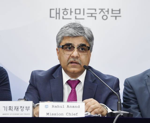 라훌 아난드 국제통화기금(IMF) 한국 미션 단장이 24일 정부서울청사에서 열린 ‘2025년 IMF 연례협의 결과 브리핑’에서 주요 내용을 발표하고 있다. [기획재정부 제공]