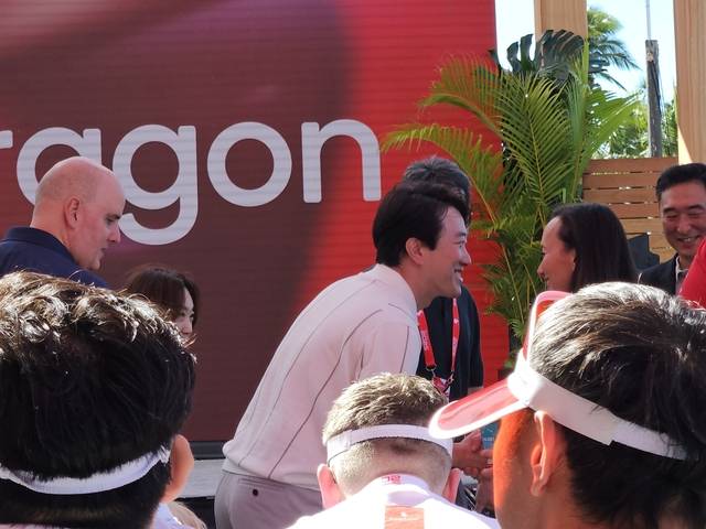 최원준(가운데) 삼성전자 MX사업부 개발실장이 23일(현지시간) 미국 하와이의 마우이에서 열린 퀄컴 연례 행사 '스냅드래곤 서밋 2025' 킥오프 행사에서 다른 참석자들과 인사하고 있다. 김나인 기자