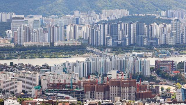 서울 남산에서 바라본 아파트 단지. [연합뉴스 제공]