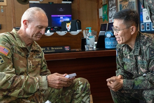 김규하(오른쪽) 육군참모총장과 만난 랜디 조지 미 육군참모총장. [DIVIDS 제공]