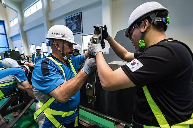 육군이 지난 22일부터 오는 26일까지 논산 육군항공학교에서 육군 국제과정 수리온 정비 교육을 실시한다고 24일 밝혔다. 이라크 교육생들이 한국군 교관 및 조교의 안내에 따라 메인로터 제거 및 장착 실습을 하고 있다. 육군 제공