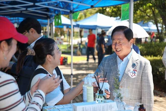 지난 21일 열린 '벚꽃 축제 첫걸음 사랑나눔 축제'에서 주광덕 남양주시장(오른쪽)이 시민과 대화하며 환한 웃음을 짓고 있다. 남양주시 제공