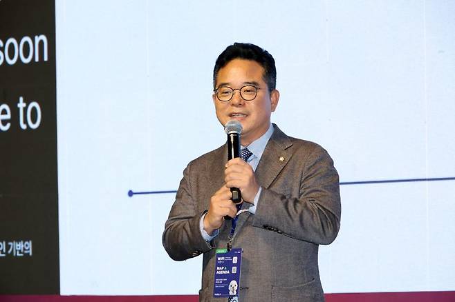 민병덕 더불어민주당 의원이 24일 서울 광진구 워커힐 호탤엔리조트에서 열린 ‘코리아블록체인위크2025(KBW2025)’ 메인 컨퍼런스 ‘임팩트(KBW2025:IMPACT)’에서 기조연설을 하고 있다. 사진=박범준 기자