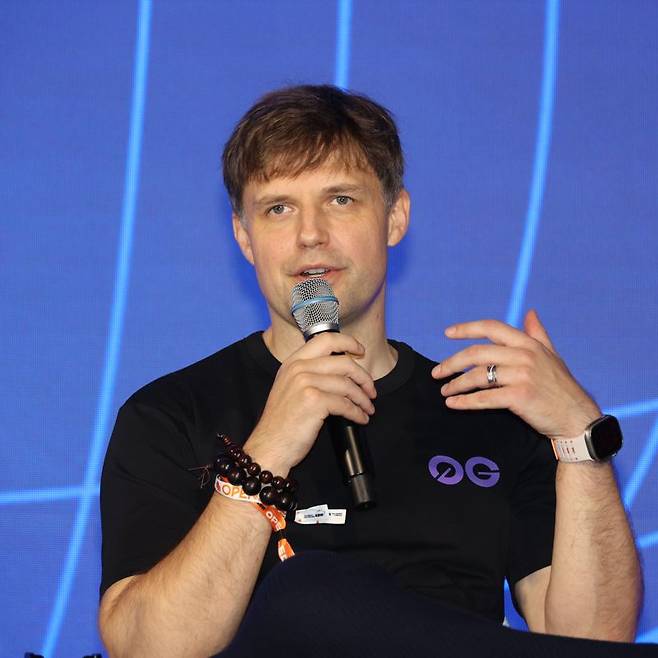 마이클 하인리히 제로지(0G)랩스 공동창업자이자 최고경영자(CEO)가 24일 서울 광진구 워커힐 호텔앤리조트에서 열린 ‘코리아블록체인위크 2025(KBW2025)’에서 발표하고 있다.