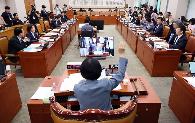여야 의원들이 24일 오후 서울 여의도 국회에서 열린 법제사법위원회 전체회의에서 거수 표결을 하고 있다. 뉴시스