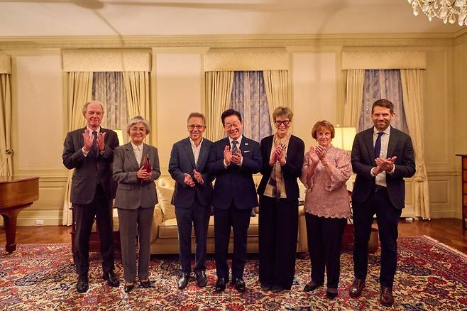 미국 뉴욕의 한 호텔에서 열린 외교안보오피니언리더 초청 만찬 행사에서 참석자들과 기념촬영을 하고 있다. 왼쪽부터 토마스 번 코리아 소사이어티 회장, 강경화 아시아 소사이어티 회장, 이안 브레머 유라시아그룹 회장, 이재명 대통령, 캐슬린 스티븐스 코리아 소사이어티 이사장, 수잔 엘리엇 미 외교정책위원회 회장, 다니엘 커츠-펠란 포린어페어스 편집장. 공동취재