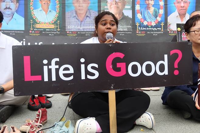 2020년 인도에서의 엘지화학 스티렌 가스 유출 사고의 한 피해자가 엘지의 로고를 들고 발언하고 있다. 서울환경운동연합 제공.