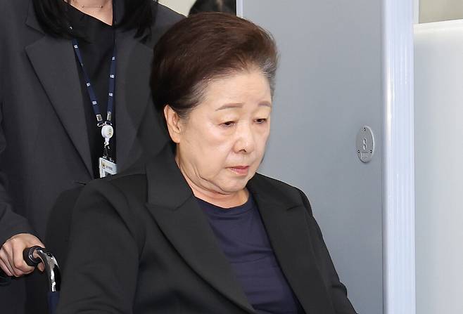 윤석열 정권과 통일교가 연관된 ‘정교유착 국정농단’ 의혹을 받는 한학자 통일교 총재가 지난 22일 서울중앙지법에서 구속 전 피의자 심문(영장실질심사)을 마친 뒤 법정을 나서고 있다. 연합뉴스