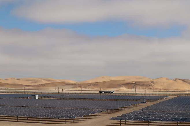 벨기에 해운사인 시엠비테크와 나미비아 민간 그룹이 합작해 만든 클리너지 나미비아가 세운 약 5만4천평 규모의 태양광 발전 시설 모습. 발전 시설 뒤로 모래언덕인 ‘듄’이 펼쳐져 있다. 장예지 기자