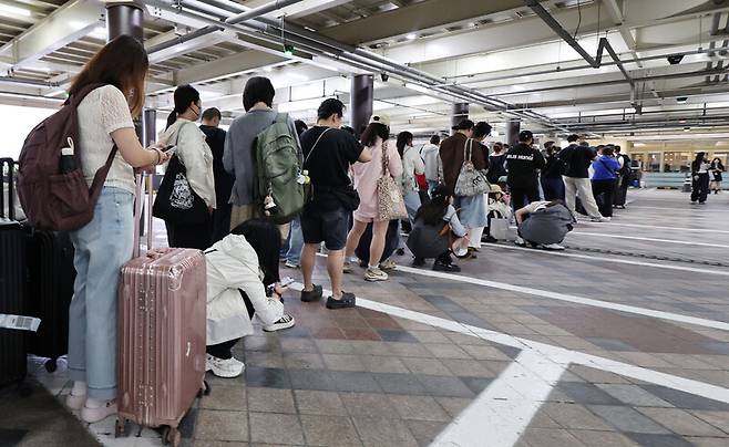 지난 23일 서울 중구 롯데면세점 명동점에서 중국인들이 입장을 위해 대기하는 모습. 연합뉴스