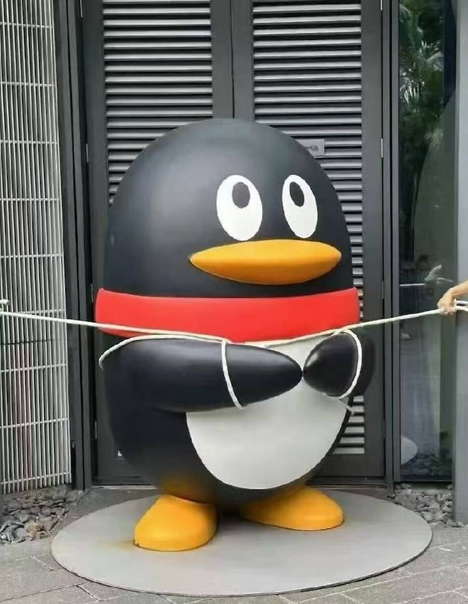 태풍 라가사로 인한 피해를 막기 위해 거리에 설치한 조형물을 밧줄로 묶는 모습. X @tongbingxue