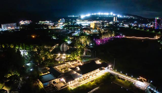 경북 경주시 호반광장 APEC 상징물 뒤로 화려한 보문호반길의 야경이 보인다.