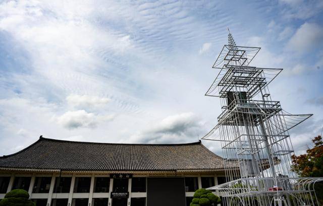 보문관광단지 육부촌 앞에 미디어파사드를 투영하는 철골 다보탑이 설치돼 있다.