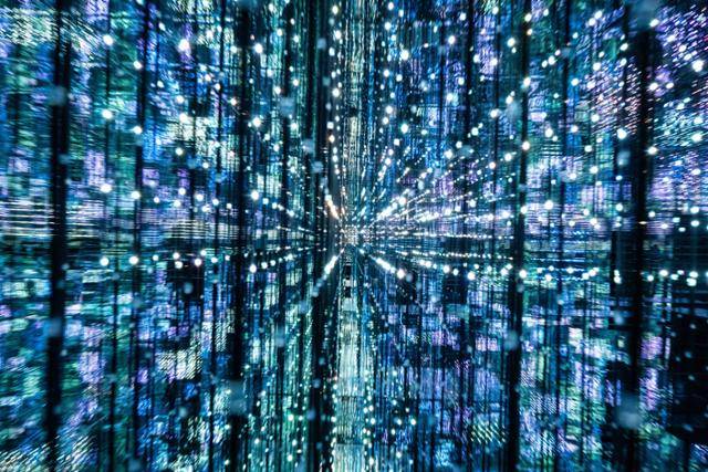 코스믹 리조트 스타로드의 조명이 현란하게 빛나고 있다.