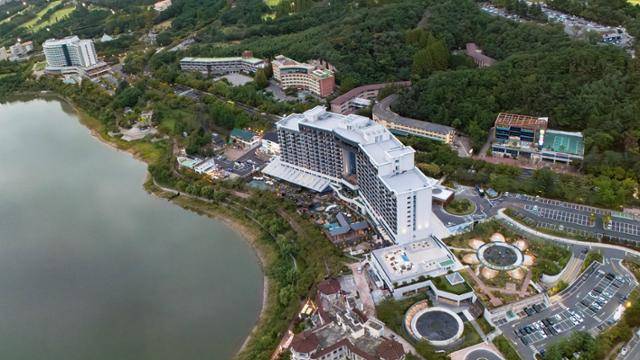 경북 경주시 보문관광단지 소노캄 리조트(맨 오른쪽)와 라한셀렉트(맨 왼쪽). 경주=이한호 기자