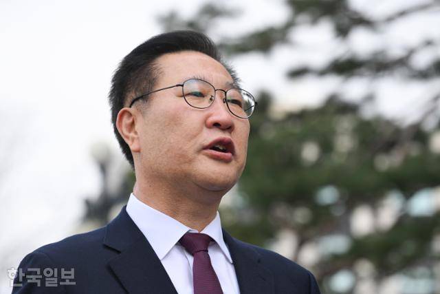 박성재 전 법무부 장관이 3월 18일 서울 종로구 헌법재판소에서 열린 탄핵 심판 첫 변론기일에 참석하며 입장을 밝히고 있다. 정다빈 기자