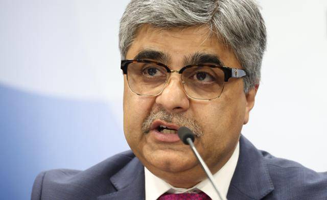 라훌 아난드 IMF 한국 미션단장이 24일 정부서울청사에서 2025년 IMF 연례협의 결과 브리핑을 하고 있다. 연합뉴스