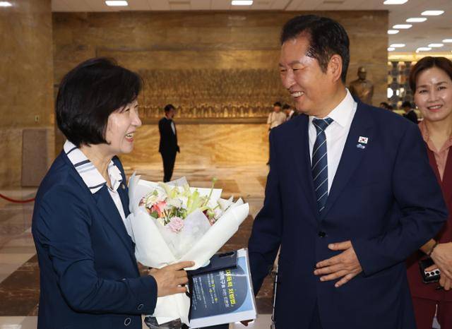 8월 21일 서울 여의도 국회 본회의에서 법제사법위원회 위원장으로 선출된 추미애 더불어민주당 의원이 본회의장을 나서며 정청래 대표와 인사를 나누고 있다. 연합뉴스