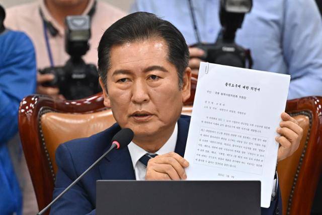 정청래 국회 법제사법위원장이 지난 5월 14일 국회 법사위에서 열린 조희대 대법원장 등 '사법부 대선 개입 의혹' 진상규명 청문회 도중 대법관들이 제출한 불출석 사유서를 공개하고 있다. 정다빈 기자