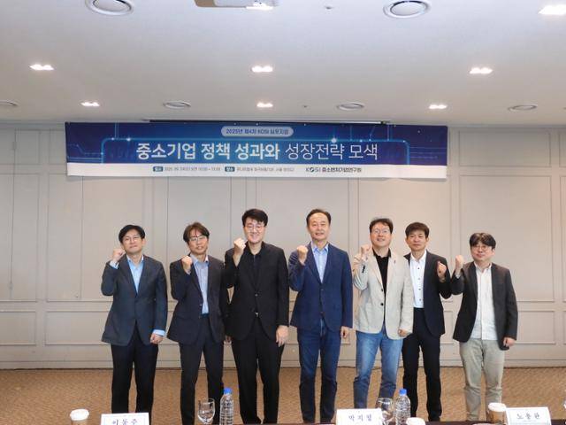 24일 서울 영등포구 루나미엘레에서 열린 제4차 중소벤처기업연구원 심포지엄에서 참석자들이 기념 사진을 촬영하고 있다. 중소벤처기업연구원 제공