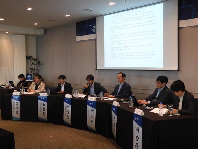 24일 서울 영등포구 루나미엘레에서 열린 제4차 중소벤처기업연구원 심포지엄에서 참석자들이 토론하고 있다. 중소벤처기업연구원 제공