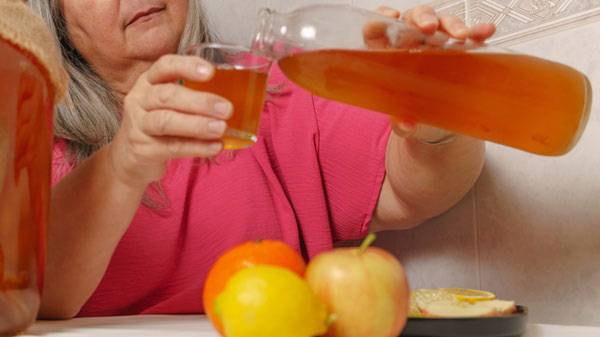 사과를 으깬 뒤 효모와 박테리아를 넣어 만드는 ‘애플사이더비니거(사과 발효식초)’가 체중 감량에 도움이 된다는 연구 논문이 결국 철회됐다./사진=게티이미지뱅크