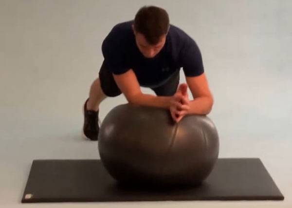 스위스볼​ 동작./사진=영국 텔레그래프 캡처​