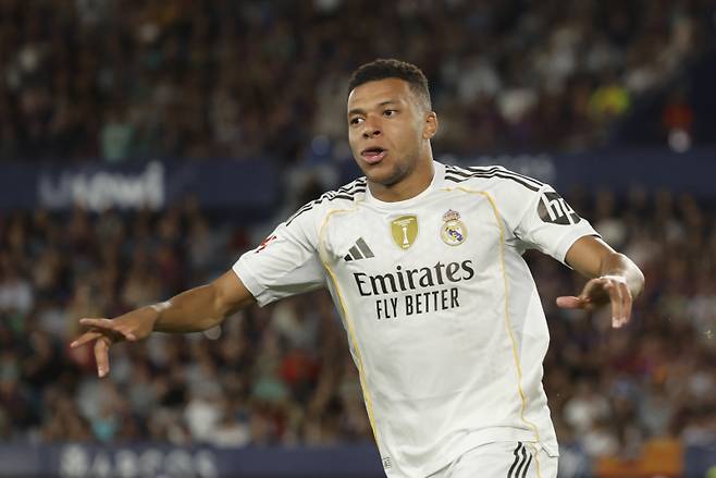 <yonhap photo-2214=""> epa12400812 Real Madrid's forward Kylian Mbappe celebrates after scoring a goal during the Spanish LaLiga soccer match between Levante UD and Real Madrid, in Valencia, Spain, 23 September 2025. EPA/Ana Escobar/2025-09-24 07:08:04/ <저작권자 ⓒ 1980-2025 ㈜연합뉴스. 무단 전재 재배포 금지, AI 학습 및 활용 금지></yonhap>